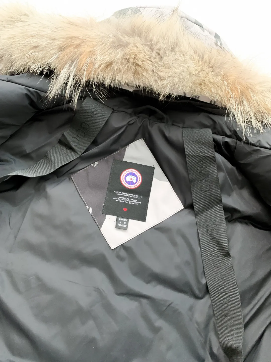 P780 Fake model pictures were taken at home. Colleagues please do not pass them off as stolen pictures! Style number: Y60-🇨🇦CANADA GOOES 24 new styles 08 styles/couple styles Factory direct supply: supplying global purchasing agents, micro-businesses, entities, Tmall, high-end stalls and studio cooperation, free shipping! Canada Goose Expedition Parka 2008 is the same style for men and women. It is mid-length and the most timeless classic. All Arctic and Antarctic scientific expedition teams choose Canada Goose as their cold-proof equipment. It is the Rolls-Royce of down jackets. ➖ Industry-leading anti-counterfeiting chip sensing. ➖ Imported Behringer embroidery machines and customized embroidery labels, the highest level and industry leading. ➖ Imported Korean 21-count polyester-cotton blended original fabric, TC85 waterproof coated fabric, water-repellent, windproof and wear-resistant. ➖ The new national standard 80 white duck down is filled with an average of 520 grams of down. The amount of down filled is industry-leading. ➖ 100% nylon lining with double double-layer sealing design to prevent velvet running, and seamless thread design on the cuffs! ➖ Western Canadian Green Wolf Collar. ➖ Yoshida YKK provides original factory-customized electroplated sliders. YKK two-way lockable zippers are tight and smooth and do not peel off paint. ➖ 3M composite Velcro is durable and the accessories and hardware are all custom-made. Note: Our copywriting is only simple and clear. Instead of bragging about the copywriting, it is better to compare and understand with samples. Only for the purest goose, the most dedicated, the most professional, the highest quality, the highest cost performance! Color: white red blue gray camouflage navy black SIZE:XS-XXL